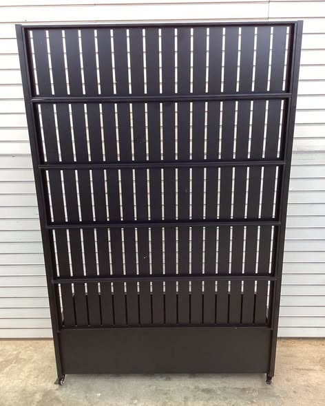 Aveyas 72-in H x 47-in L x 16-in W Black Metal Planter with Trellis ( Fences )