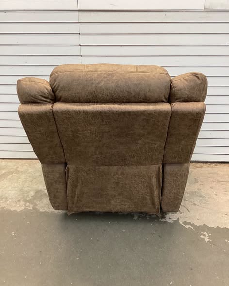 Chemika 40.9'' W Classic Super Soft Padding And Oversize Manual Recliner With Rivets.