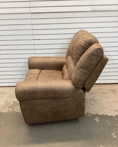 Chemika 40.9'' W Classic Super Soft Padding And Oversize Manual Recliner With Rivets.