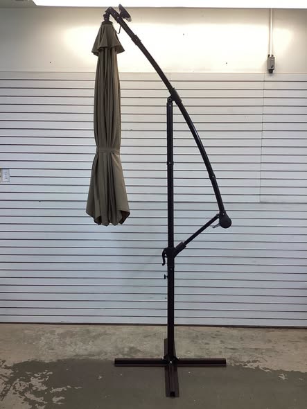 10 Feet Cantilever Umbrella with 32 LED Lights and Solar Panel Batteries