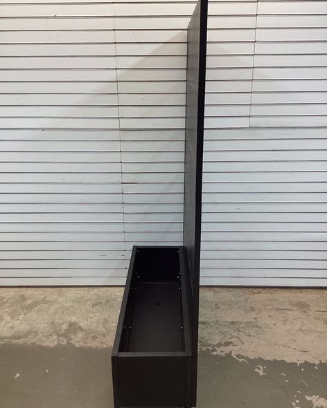 Aveyas 72-in H x 47-in L x 16-in W Black Metal Planter with Trellis ( Fences )
