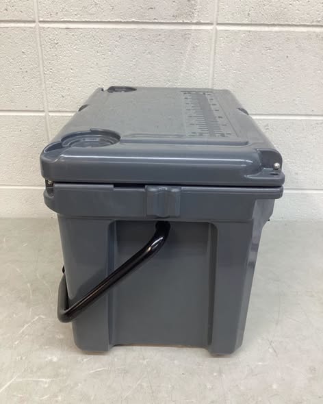 25 QT Hard Cooler with Aluminum Handle and Integrated Cup Holders
