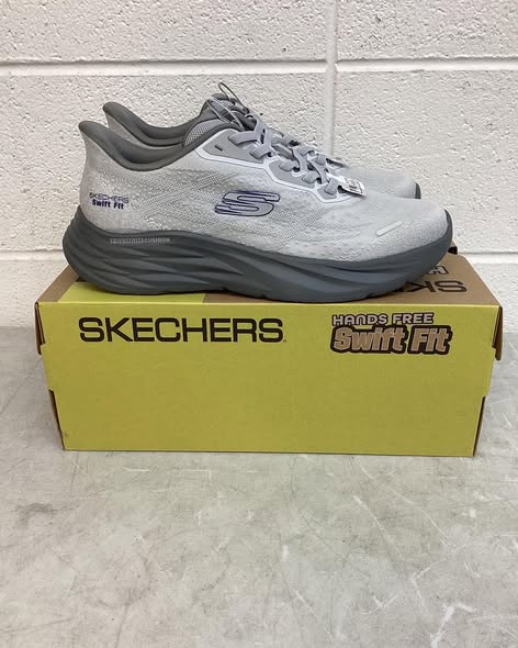 Skechers Men's Hands Free Skech-Edge Swift Fit Sneaker size 10.