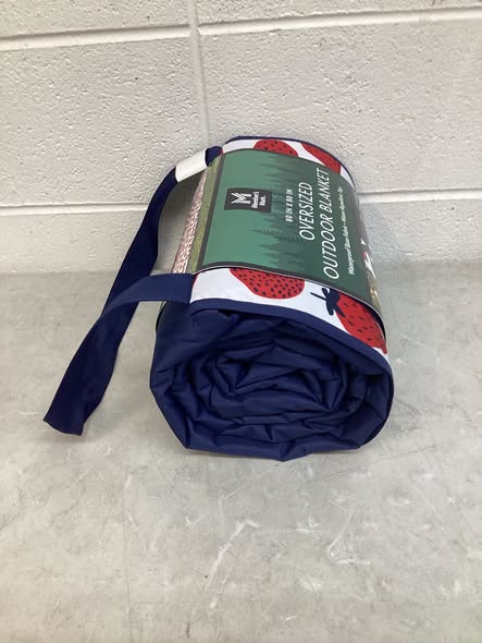Member's Mark 80"x80" Outdoor Blanket Strawberry