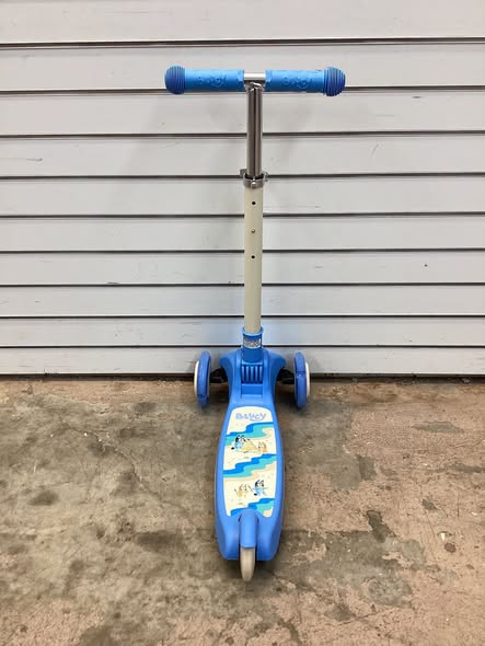 Bluey Tilt and Turn 3-Wheel Scooter with Light up Wheels