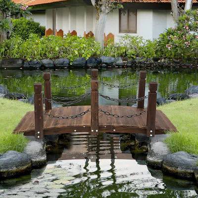5 ft Wooden Garden Bridge Arc Footbridge with Metal Chain Railings Solid Fir Construction Carbonized
