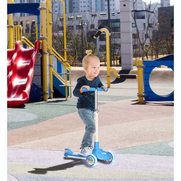 Bluey Tilt and Turn 3-Wheel Scooter with Light up Wheels