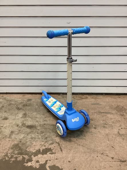 Bluey Tilt and Turn 3-Wheel Scooter with Light up Wheels