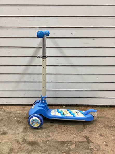 Bluey Tilt and Turn 3-Wheel Scooter with Light up Wheels