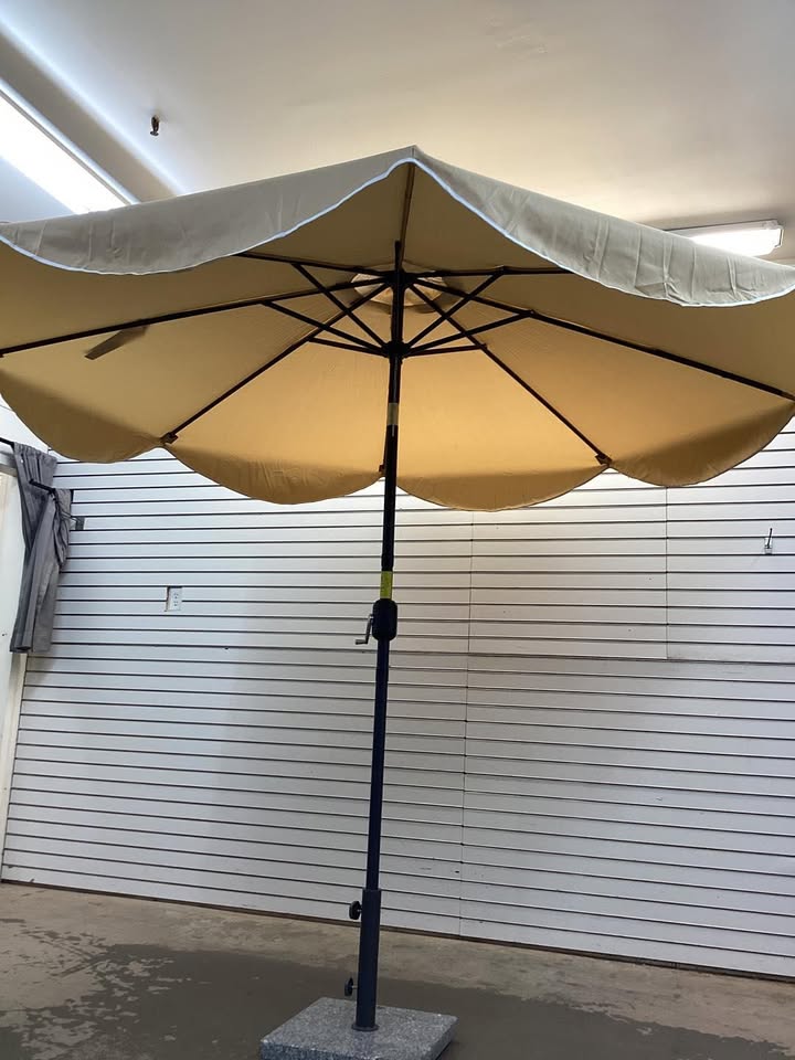 9 Feet Patio Umbrella with Push Button Tilt and Crank