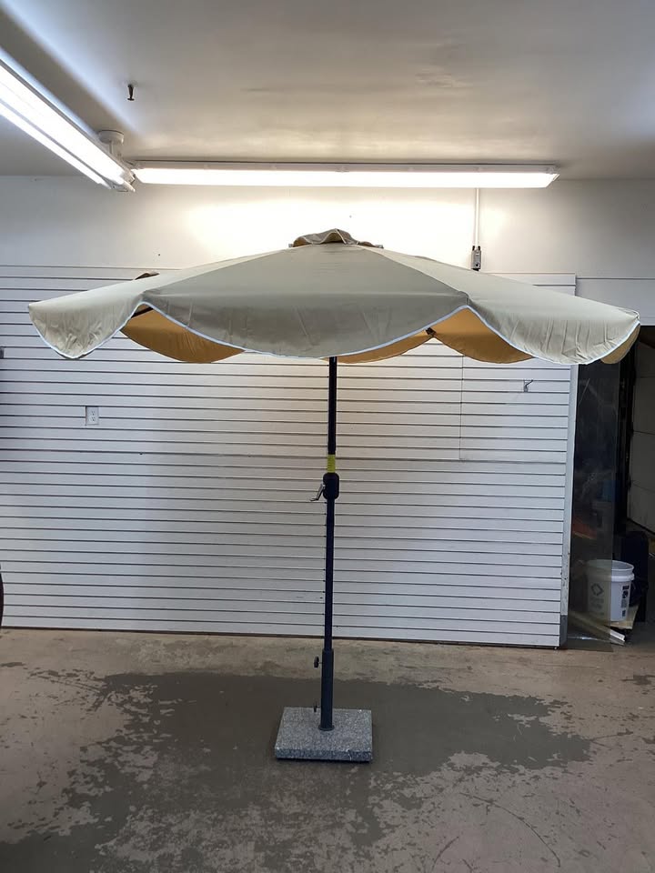 9 Feet Patio Umbrella with Push Button Tilt and Crank