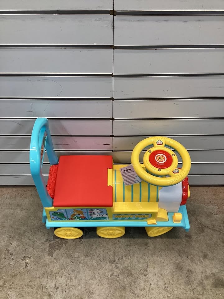 Costway 6V Electric Kids Ride On Toy Train with 16 Pieces Tracks