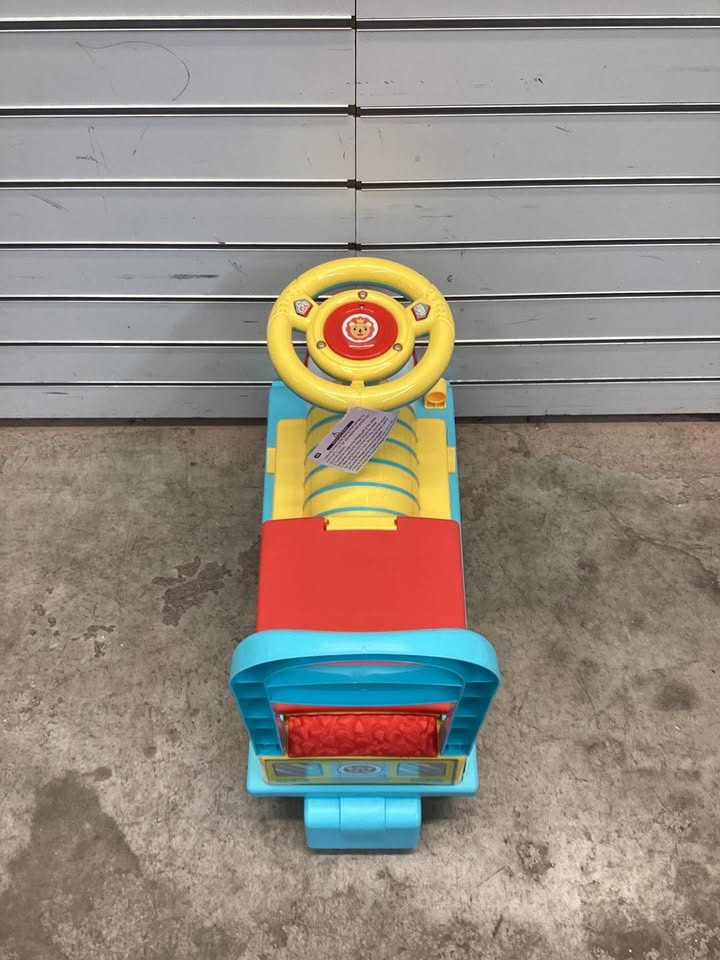 Costway 6V Electric Kids Ride On Toy Train with 16 Pieces Tracks