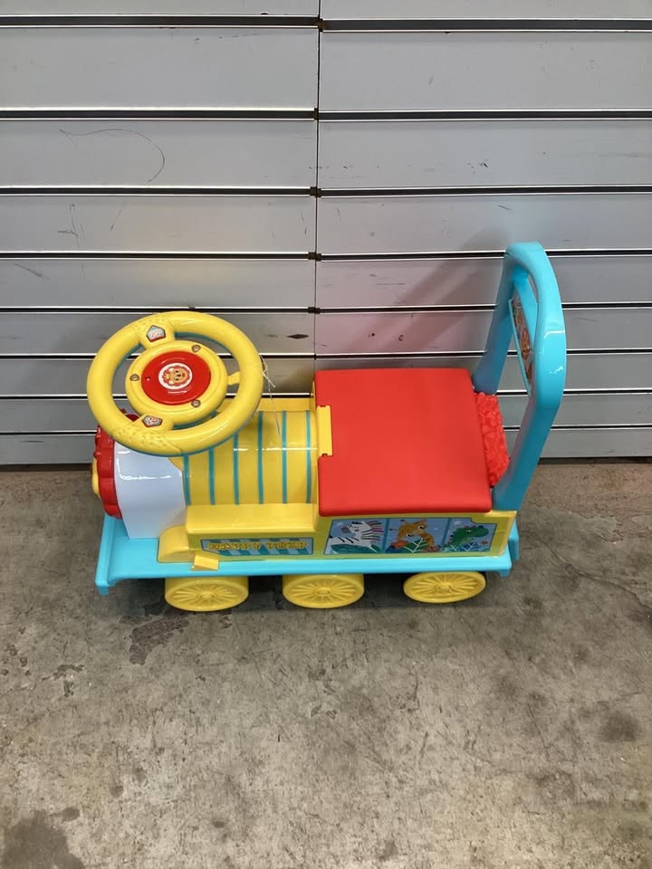 Costway 6V Electric Kids Ride On Toy Train with 16 Pieces Tracks