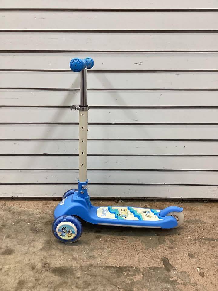 Bluey Tilt and Turn 3-Wheel Scooter with Light up Wheels
