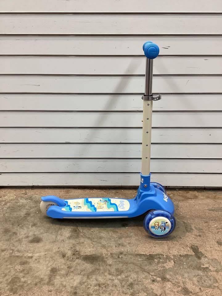 Bluey Tilt and Turn 3-Wheel Scooter with Light up Wheels