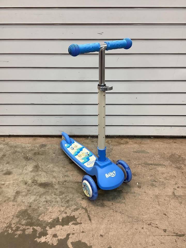 Bluey Tilt and Turn 3-Wheel Scooter with Light up Wheels