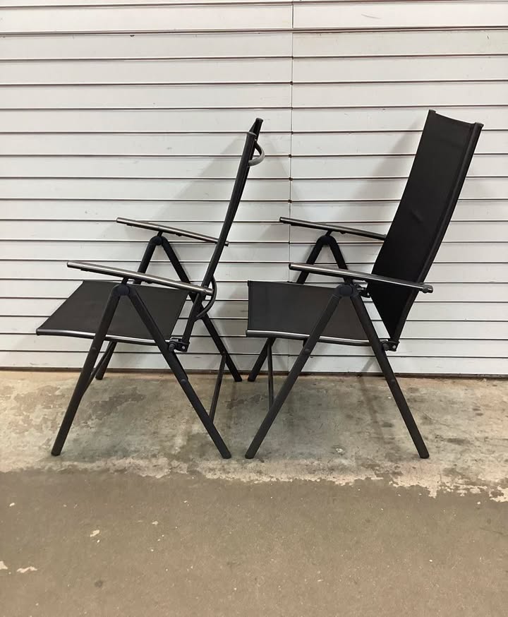 2 Pieces Patio Folding Chairs with Armrests for Deck Garden