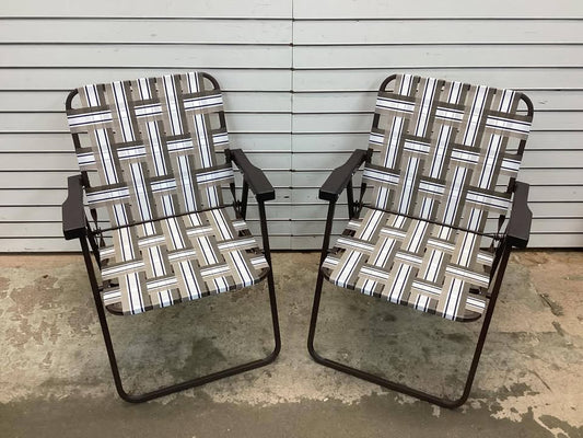 Costway Folding Beach Chairs Set of 2 with Armrests for Adults Loads up to 330 LBS Brown