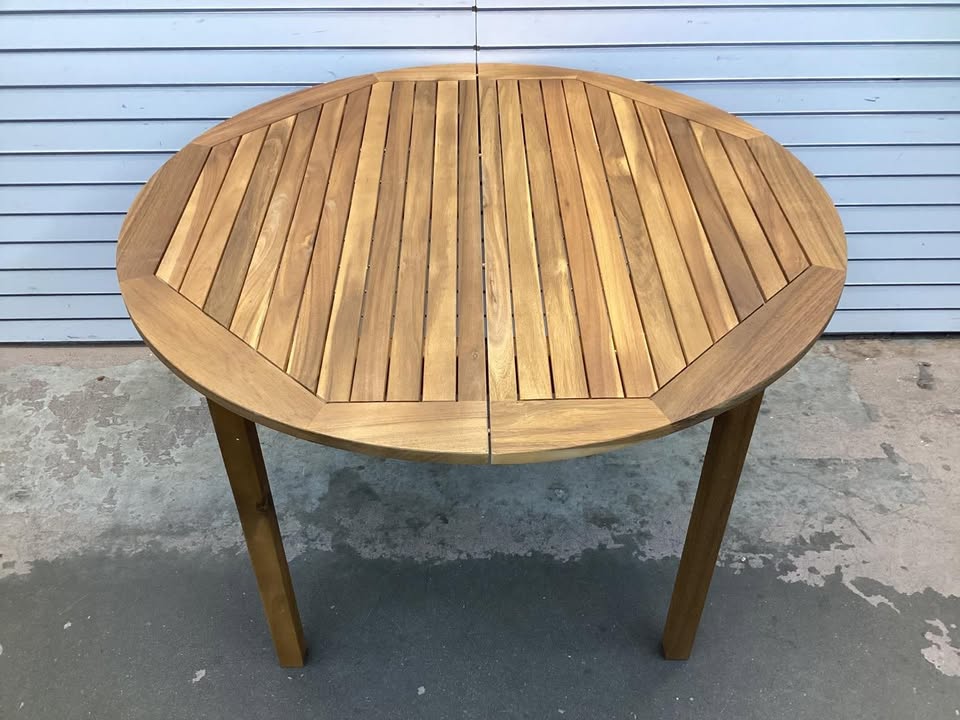 4-Person Large Round Outdoor Dining Table
