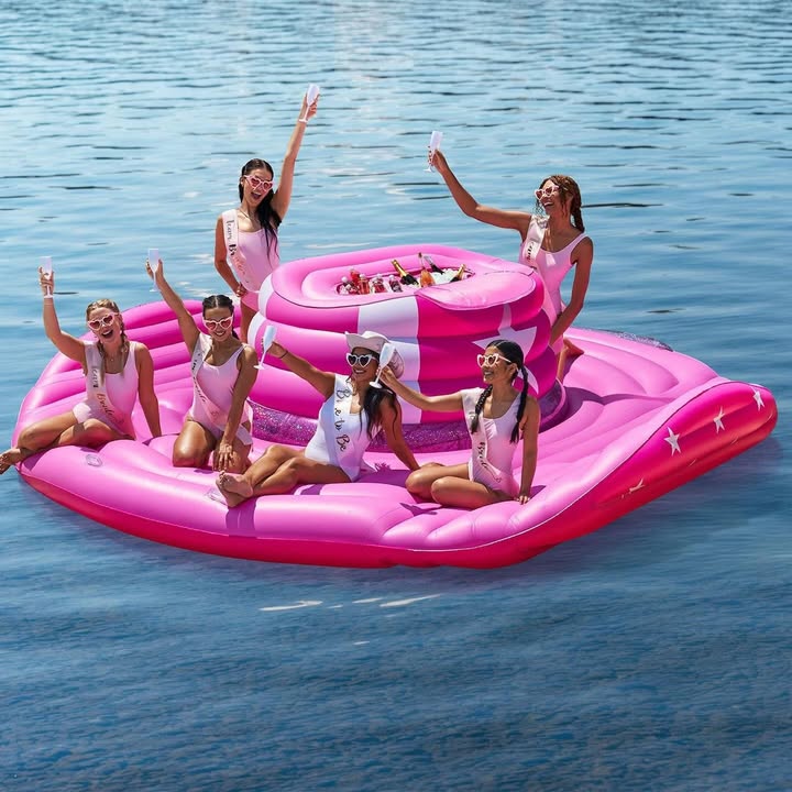 Member's Mark Inflatable Oversized Cowboy Hat Lake Island