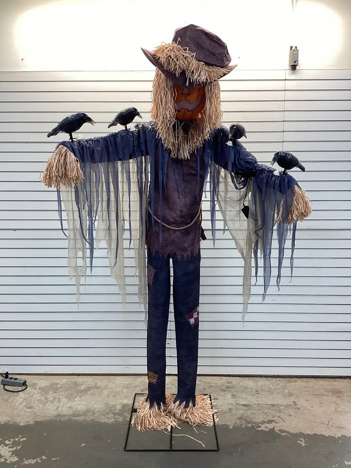 Member's Mark 8' Pre-Lit Animated Scarecrow