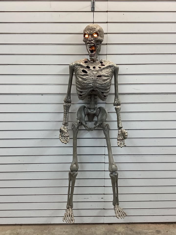 Home Accent Holiday 5 FT Ultra Posable Rotting Corpse Halloween Decor