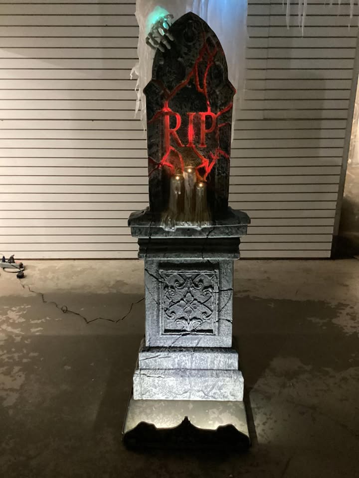 Member's Mark 9' Pre-Lit Animated Ghostly Skeleton