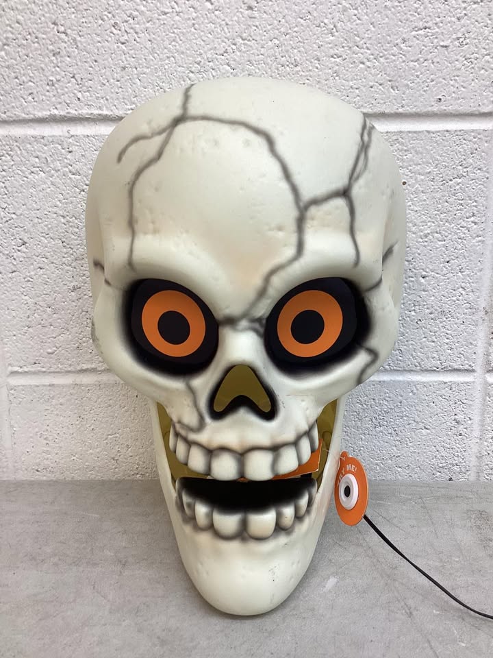 Hyde & EEK! Boutique Sound-Activated Skull Mister