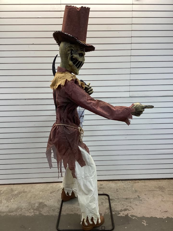6.5 ft. Animated LED Soul Slasher has 2 movements: head and arm
Speaks 3 different spooky phrases
Illuminated red LED eyes