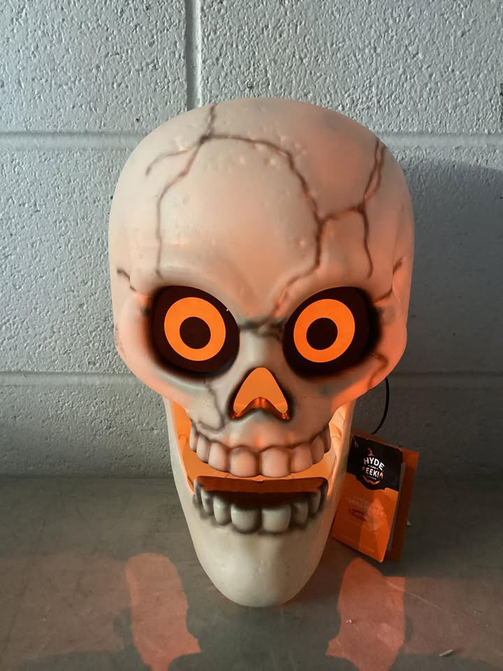 Hyde & EEK! Boutique Sound-Activated Skull Mister