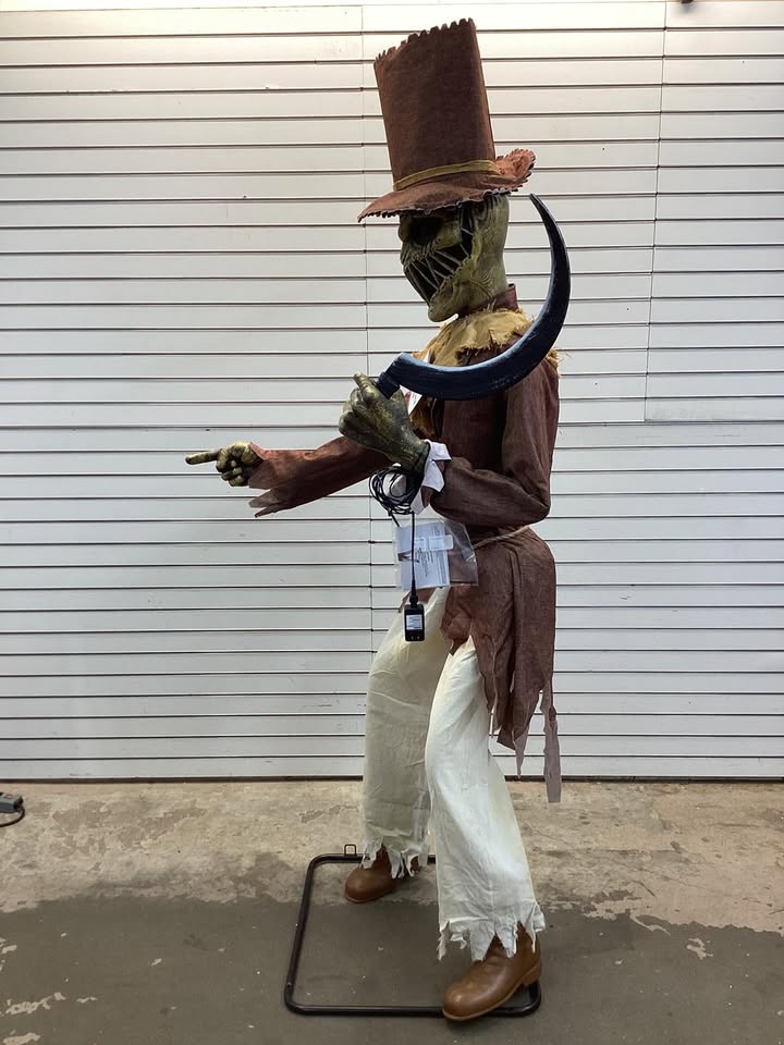6.5 FT Grave & Bones Animated LED Soul Slasher