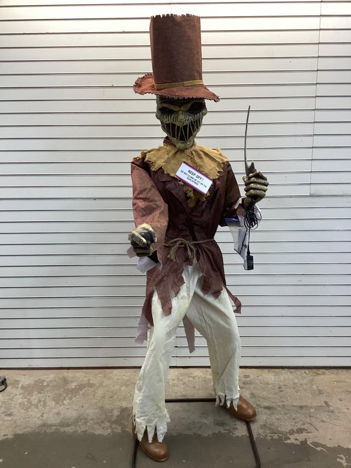 6.5 FT Grave & Bones Animated LED Soul Slasher