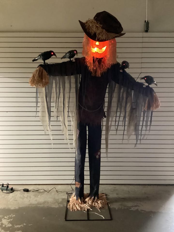 Member's Mark 8' Pre-Lit Animated Scarecrow