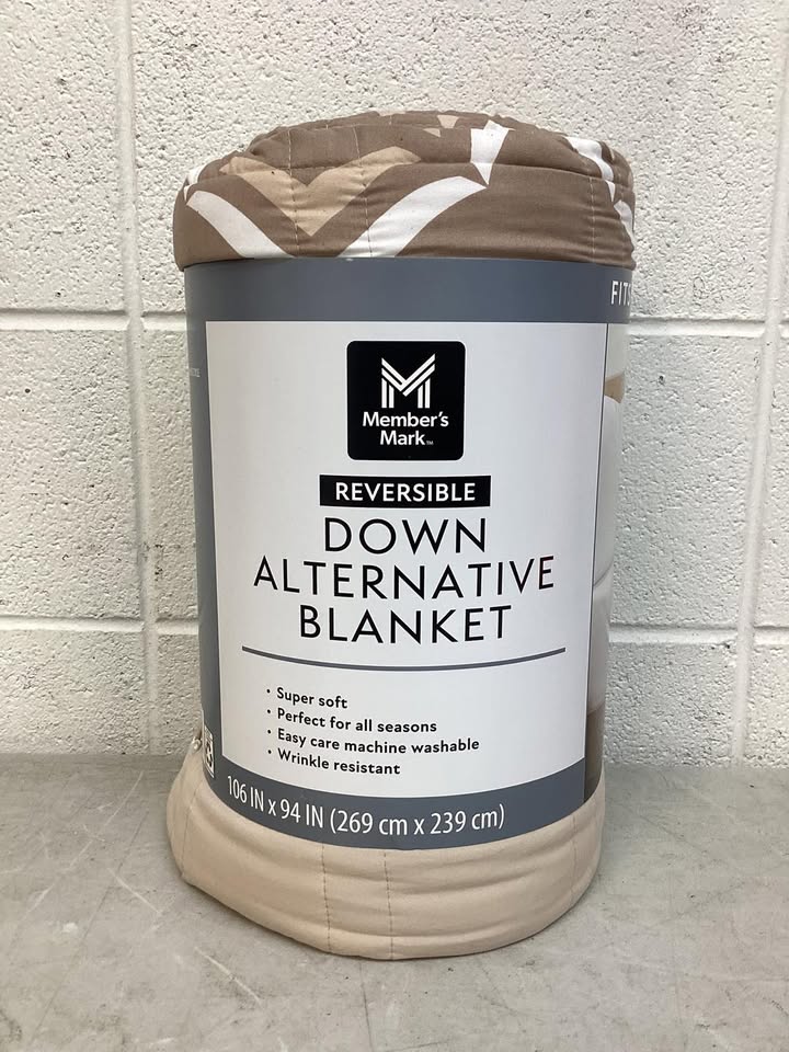 Member's Mark Oversized Down Alternative Reversible Blanket, 94" x 106", fits Queen and King beds