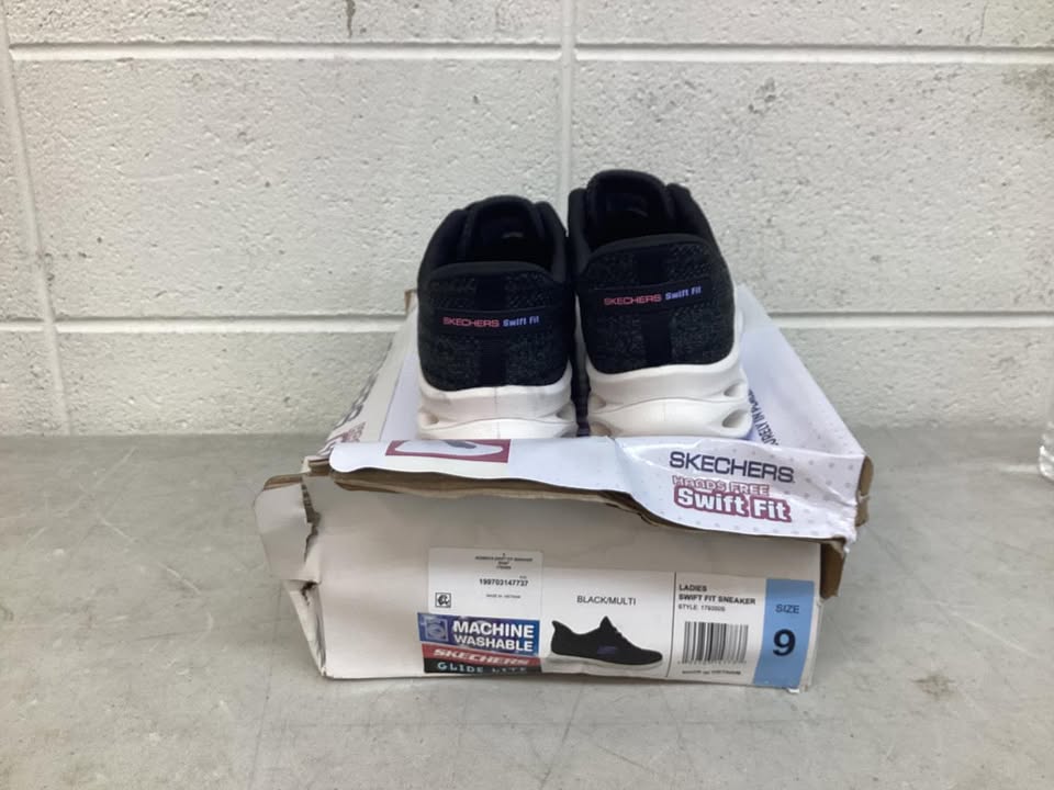 Skechers Women's Swift Fit Sneaker, Size 9