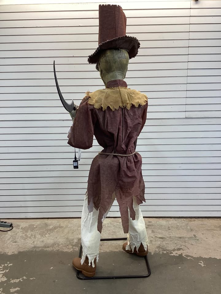 6.5 FT Grave & Bones Animated LED Soul Slasher