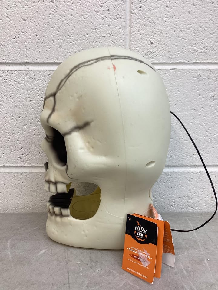 Hyde & EEK! Boutique Sound-Activated Skull Mister
