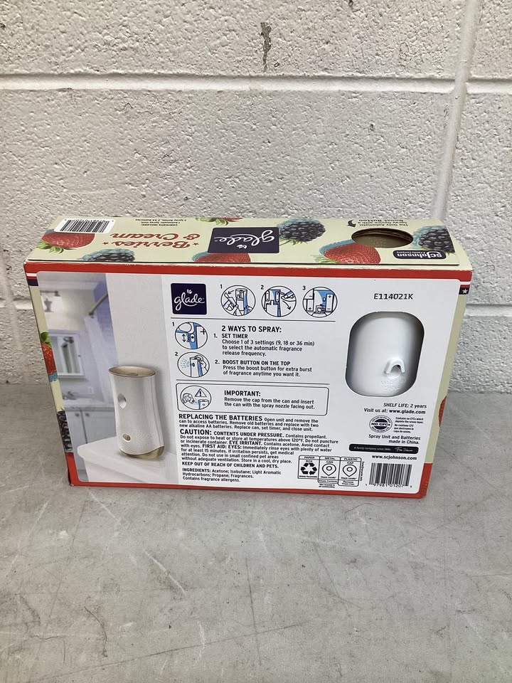 Glade Automatic Spray Air Freshener Americana Collection, Berries & Cream, 1 Holder + 3 Refills