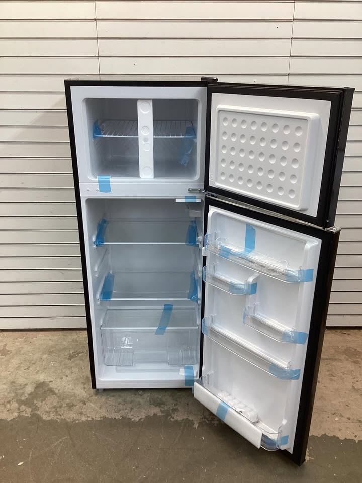 Frigidaire 7.5 cu. ft. Retro Mini Fridge in Black with Top Freezer