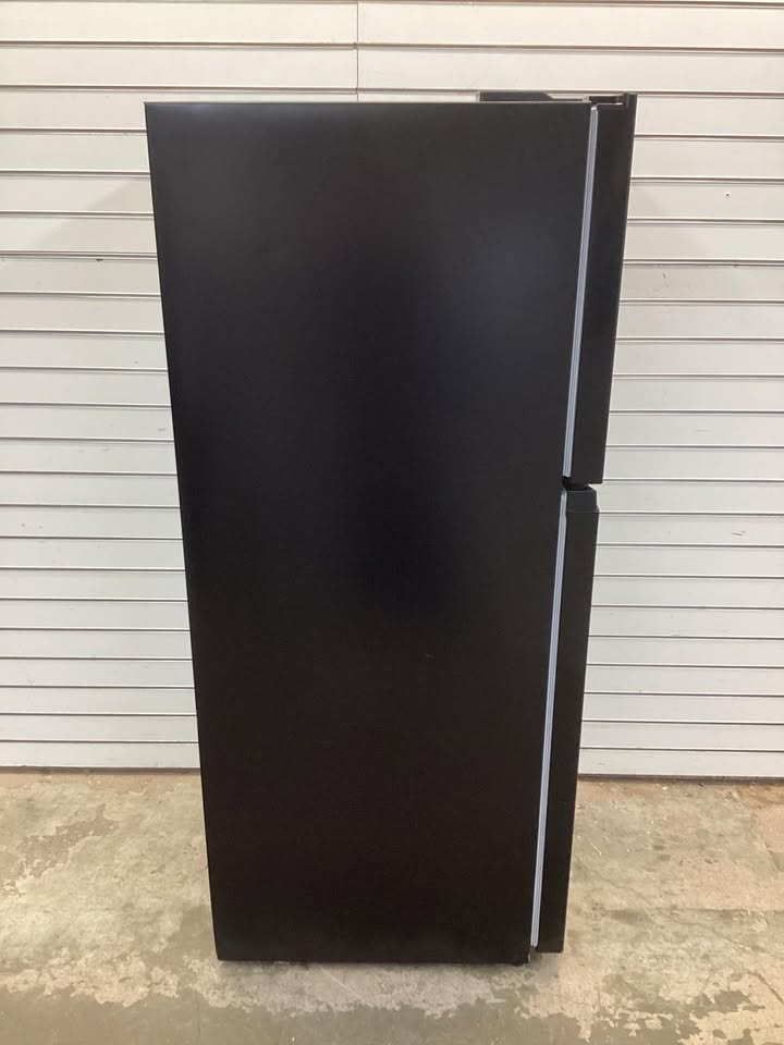 Frigidaire 10 cu. ft. Retro Top Freezer Refrigerator in Black