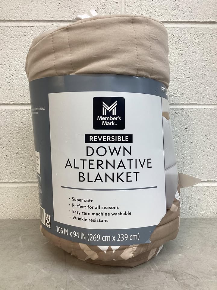 Member's Mark Oversized Down Alternative Reversible Blanket, 94" x 106", fits Queen and King beds