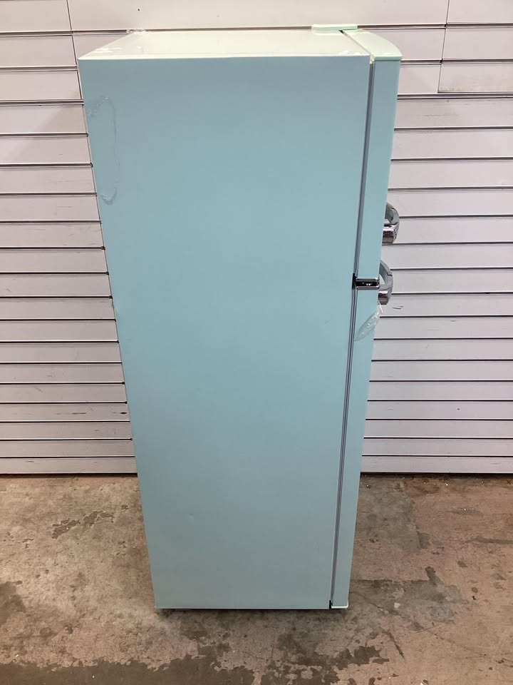 Frigidaire 7.5 cu. ft. Retro Mini Fridge with Top Freezer in Mint Green