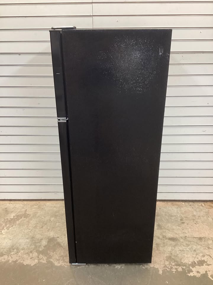 Frigidaire 7.5 cu. ft. Retro Mini Fridge in Black with Top Freezer