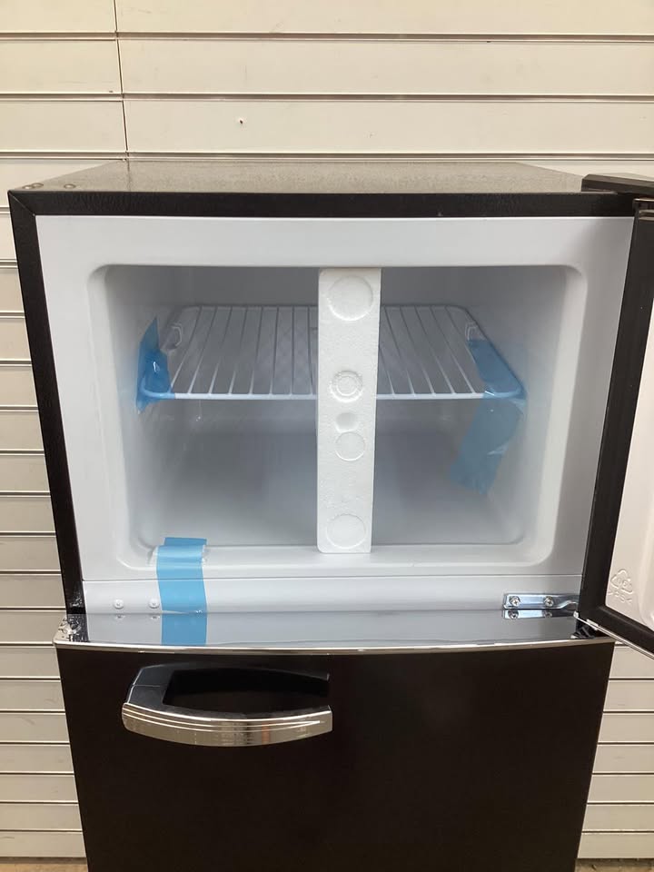 Frigidaire 7.5 cu. ft. Retro Mini Fridge in Black with Top Freezer