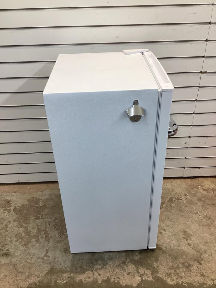 Frigidaire 3.2 cu. ft. Retro Mini Fridge in White