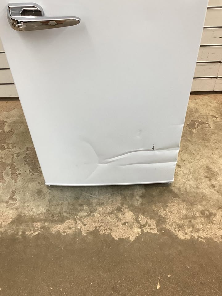 Frigidaire 3.2 cu. ft. Retro Mini Fridge in White