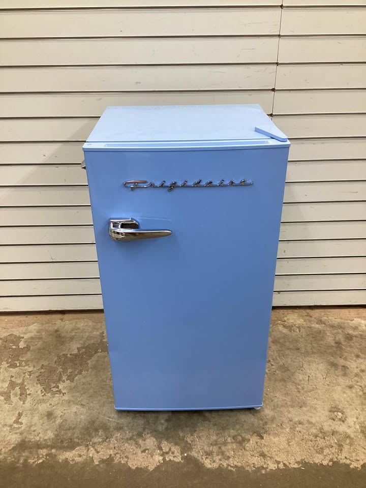 Frigidaire 3.2 cu. ft. Retro Vintage Compact Mini Fridge in Blue