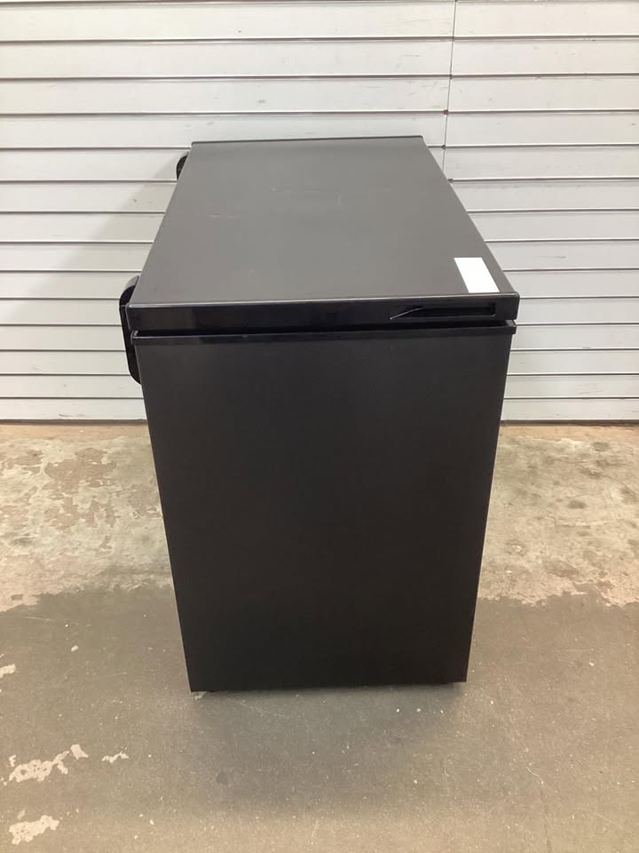 Frigidaire 7.0 cu. ft. Manual Defrost Chest Freezer with Garage Ready in Dark Grey