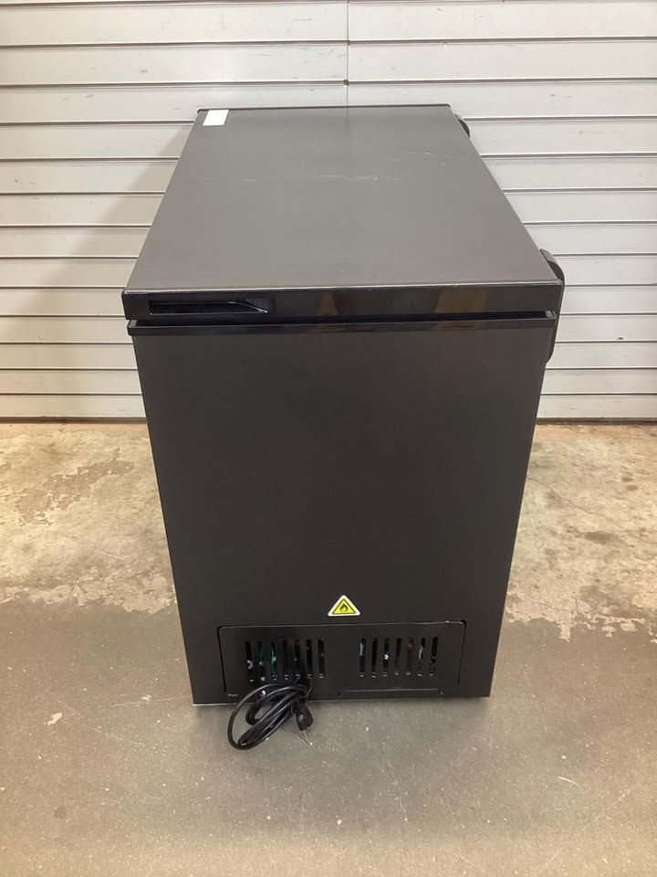 Frigidaire 7.0 cu. ft. Manual Defrost Chest Freezer with Garage Ready in Dark Grey